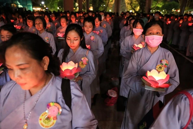 Lễ hoa đăng vào dịp Vu lan thu hút đông đảo Phật tử, ảnh: Nhật Thịnh