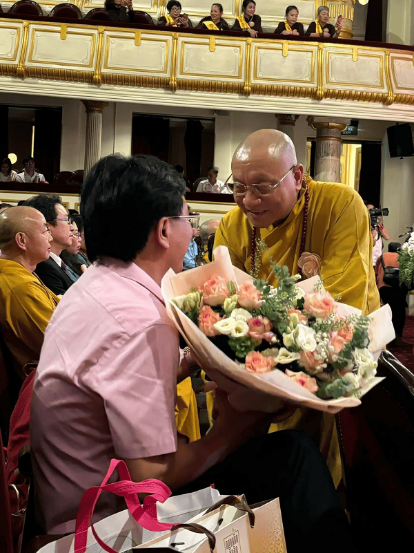 HT.Thích Gia Quang - PCT HĐTS GHPGVN tặng quà tri ân 1 trong các nhà tài trợ Chương trình