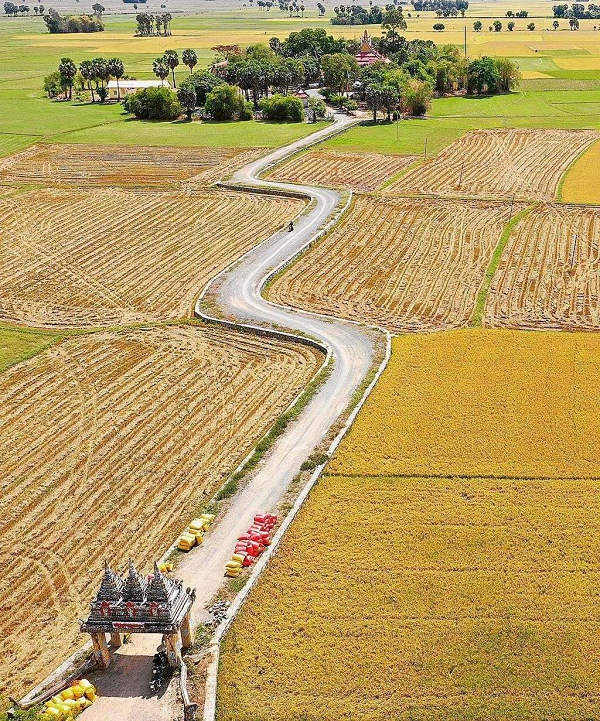 Toàn cảnh Cổng trời Kon Kas hay cổng chùa Kon Kas và lối đi vào chùa Kon Kas (chùa Tual Prasat), An Giang. Nguồn: st