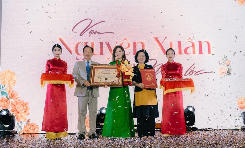 TS. Thang Văn Phúc – Nguyên Thứ trưởng Bộ Nội Vụ - Chủ tịch Trung ương Hội Kỷ lục gia Việt Nam và bà Võ Lưu Lan Uyên trao bằng xác lập Kỷ lục đến bà Nguyễn Thị Thuỳ Dung – Dược sĩ, Giám đốc Marketing, Công ty TNHH Dược Phẩm Hoa Linh.