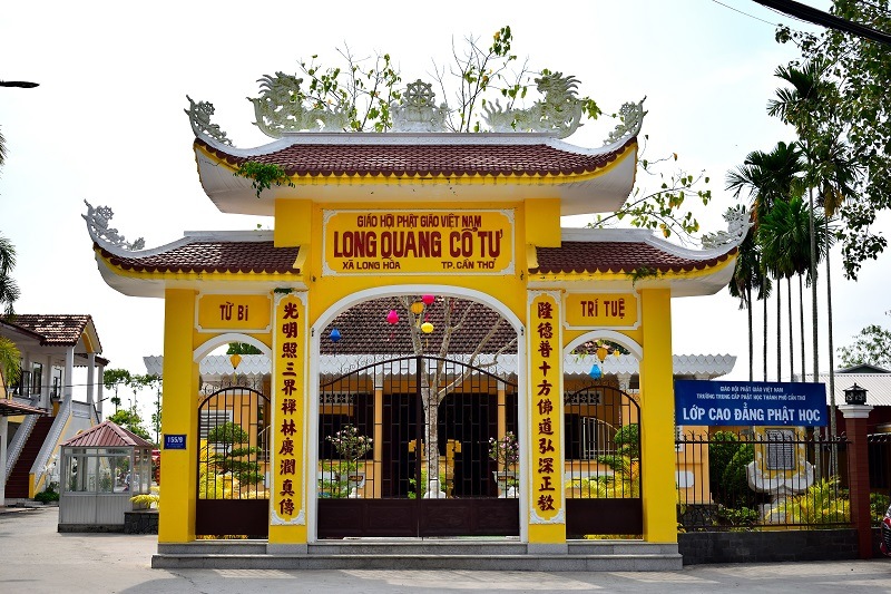 Cổng chùa Long Quang tại Cần Thơ