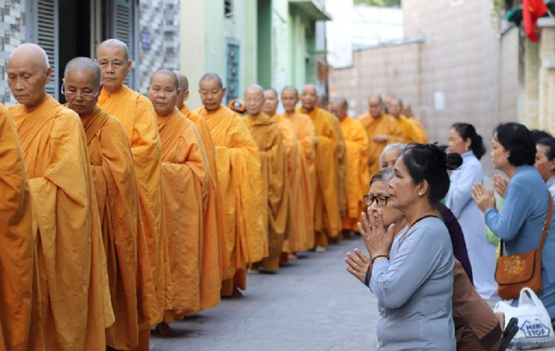 Chư Ni thực hiện trì bình khất thực tưởng niệm Ni trưởng Huỳnh Liên - Ảnh: Liên Tâm