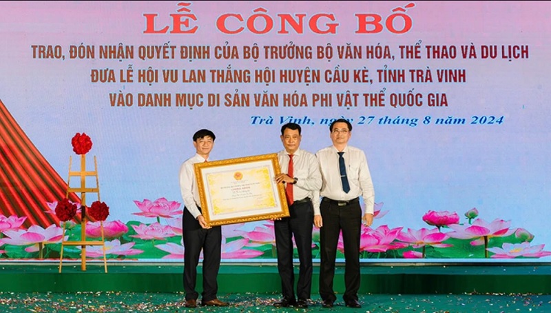 Lãnh đạo Ủy ban nhân dân huyện Cầu Kè nhận quyết định của Bộ Văn hóa, Thể thao và Du lịch.