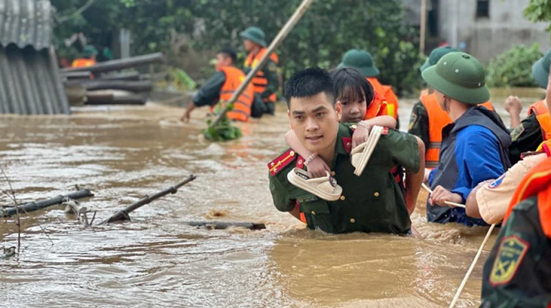 Các chiến sĩ công an tỉnh Lạng Sơn trong hoạt động cứu trợ bão lũ. Ảnh: st