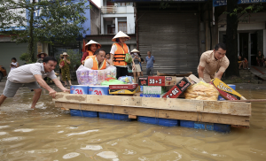 Tinh thần "từ bi - vô ngã" qua việc cứu trợ đồng bào bị ảnh hưởng lũ lụt