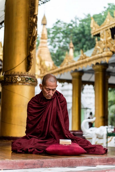 Một nhà sư đang thiền định tại Chùa Đại Dagon ở Yangon vào năm 2013. Thiền định từng chỉ dành riêng cho giới tinh hoa Phật giáo, nhưng hiện nay đã được nhiều người dân thường trên khắp thế giới thực hành rộng rãi và là trọng tâm của các chương trình chánh niệm thế tục của phương Tây.