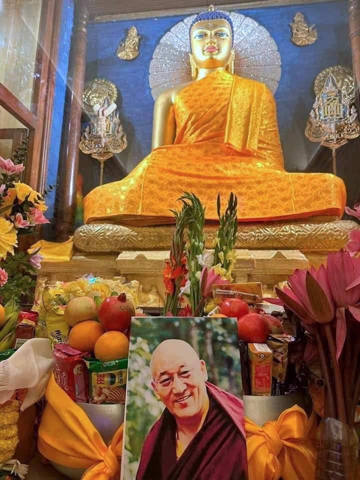 Lễ cúng dường dành cho Ayang Rinpoche tại Đền Mahabodhi, Bồ Đề Đạo Tràng, do Tu viện Tergar tổ chức vào ngày 6 tháng 12. (Theo trang Facebook của Đức Chöje Ayang Rinpoche).