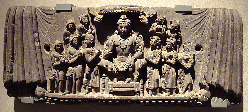 Phật tương lai Di Lặc (ở giữa), Gandhara, thế kỷ thứ 3 - Ảnh: Wikipedia