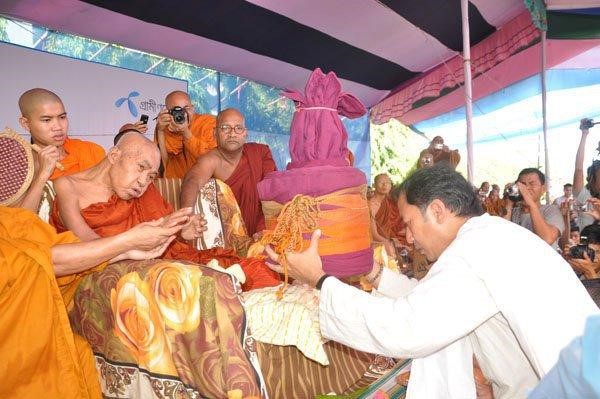 Hòa thượng Sādhanānanda Mahāsthabīra (Bana Bhante) nhận cúng dường y từ Vua Chakma, Raja Debashish Roy, trong lễ dâng y Kathin (Kaṭhin Chibar Dāna) tại tu viện Rajbana ở Rangamati, Chattogram, Bangladesh.