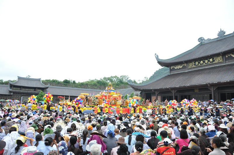 Hình ảnh minh họa - Lễ tắm Phật tại Đại lễ Vesak 2014 (ảnh: Thường Nguyên)