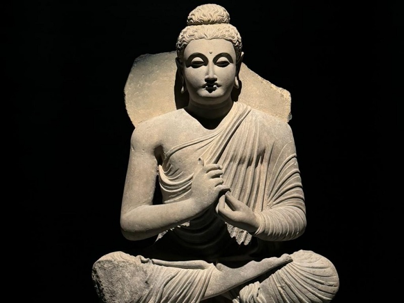 Tượng đức Phật bằng đá phiến xám, Gandhara, thế kỷ thứ 3 sau Công nguyên. Carlton Rochell Asian Art, New York, 2007. (ảnh: Rebecca Wong)