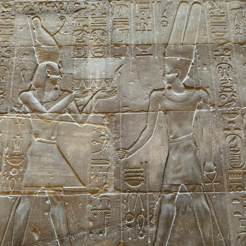 Phù điêu Alexander Đại đế đang dâng lễ vật cho Amun-Ra tại Đền Luxor, Ai Cập (ảnh: Rebecca Wong)