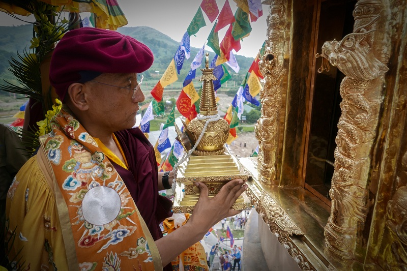 Đức Gyalwang Drukpa an vị xá lợi Phật tại đỉnh Đại bảo tháp Mandala Tây Thiên năm 2015.