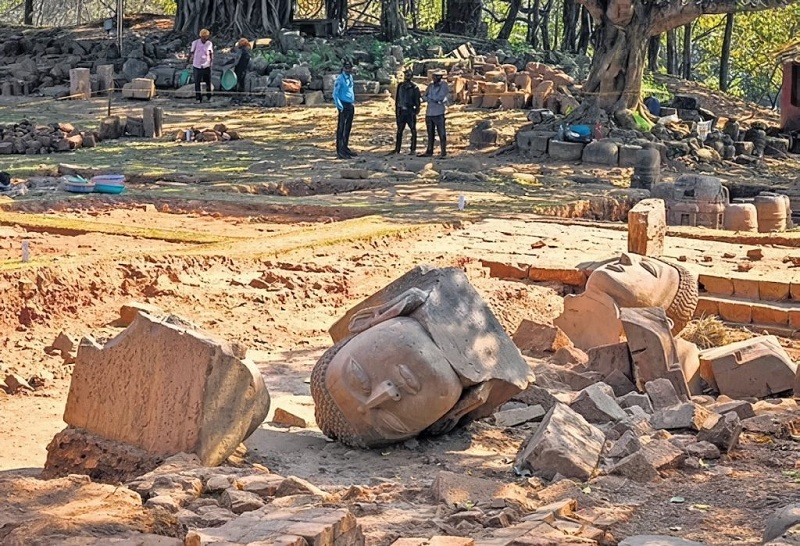 Đầu tượng Phật được khai quật từ một rãnh duy nhất. (Ảnh Debadatta Mallick, từ newindianexpress.com)