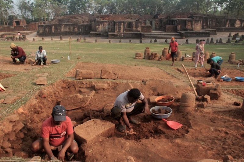 Các thành viên nhóm ASI tại cuộc khai quật khảo cổ Ratnagiri. (Ảnh Biswaranjan Rout, từ thehindu.com)