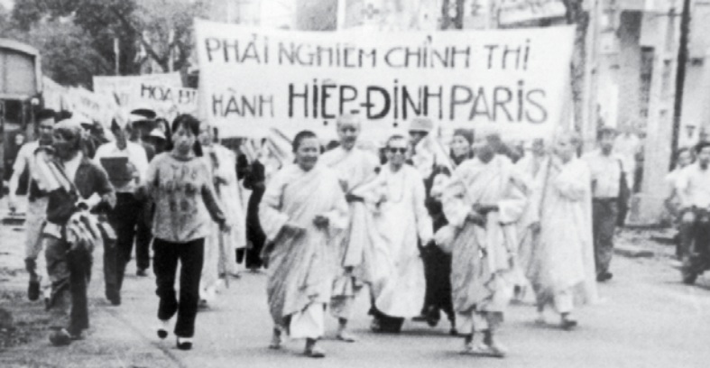 Ni Trưởng Huỳnh Liên cùng quý Ni Sư và Phật tử đấu tranh đòi thi hành Hiệp định Paris năm 1972