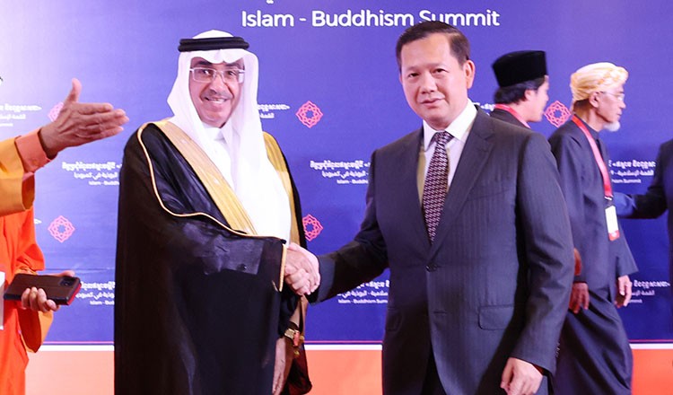 Ông Mohammed Said Al-Majdouie, Trợ lý Tổng Thư ký phụ trách Quan hệ Quốc tế và Truyền thông của Liên đoàn Thế giới Hồi giáo (trái), trong chuyến thăm Campuchia, cùng Thủ tướng Campuchia Hun Manet (phải).
(Nguồn: khmertimeskh.com)