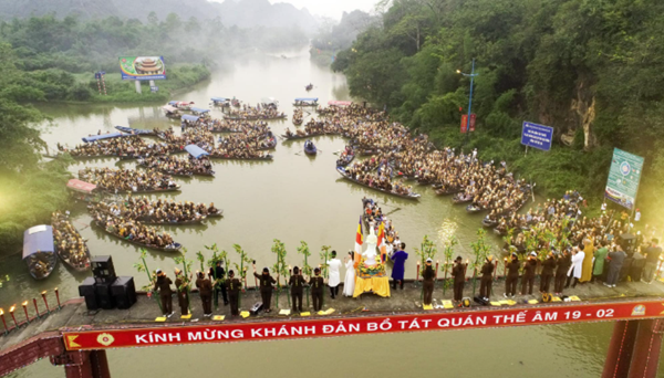 Một trong những chuyến hành hương chùa Tân Hải tổ chức cho các Phật tử. Tại chùa Hương năm 2019. Ảnh sưu tầm