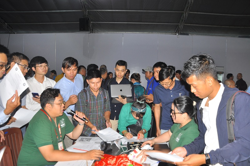 Phóng viên đăng ký nhận thẻ tác nghiệp.