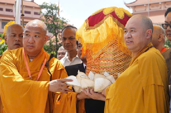 Xá lợi đức Phật đã về tới Việt Nam để cung rước trong kỳ Đại lễ Vesak LHQ 2025. Ảnh: Vietnamnet. Xá lợi đức Phật đã về tới Việt Nam để cung rước trong kỳ Đại lễ Vesak LHQ 2025. Ảnh: Vietnamnet.