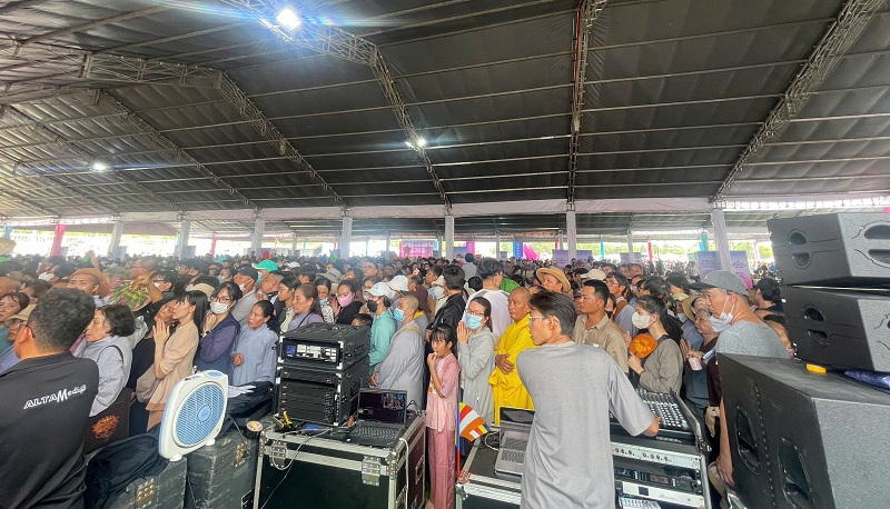Khu nhà chờ gần lối chính dẫn về chùa Thanh Tâm chật kín. Khu nhà chờ gần lối chính dẫn về chùa Thanh Tâm chật kín.