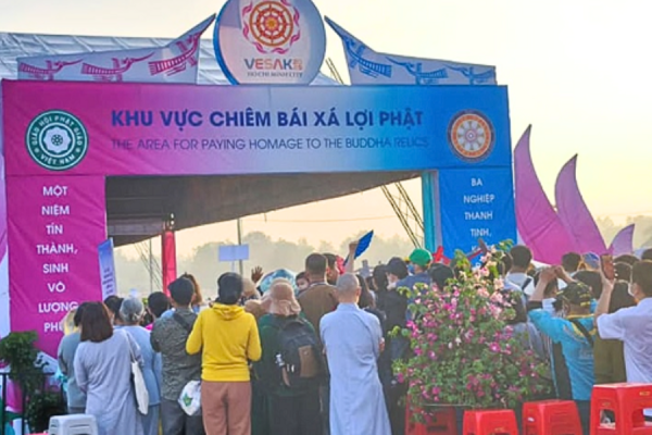 Hàng nghìn phật tử đảnh lễ, chiêm bái Xá lợi Phật tại chùa Thanh Tâm