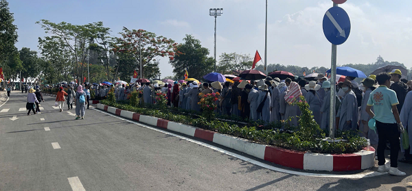 Người dân đến từ sớm xếp hàng đợi đến lượt vào chiêm bái xá lợi Phật. Người dân đến từ sớm xếp hàng đợi đến lượt vào chiêm bái xá lợi Phật.