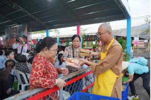 Hàng nghìn suất cơm miễn phí, khi bố thí không chỉ là lời giảng