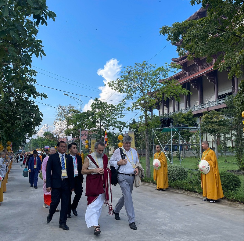Đại biểu tiến về hội trường chính, chuẩn bị khai mạc Đại lễ Vesak 2025. Đại biểu tiến về hội trường chính, chuẩn bị khai mạc Đại lễ Vesak 2025.