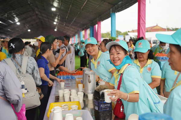 Quầy nước miễn phí tại chùa thanh Tâm phục vụ người dân chiêm bái xá lợi Phật. Ảnh sưu tầm. Quầy nước miễn phí tại chùa thanh Tâm phục vụ người dân chiêm bái xá lợi Phật. Ảnh sưu tầm.