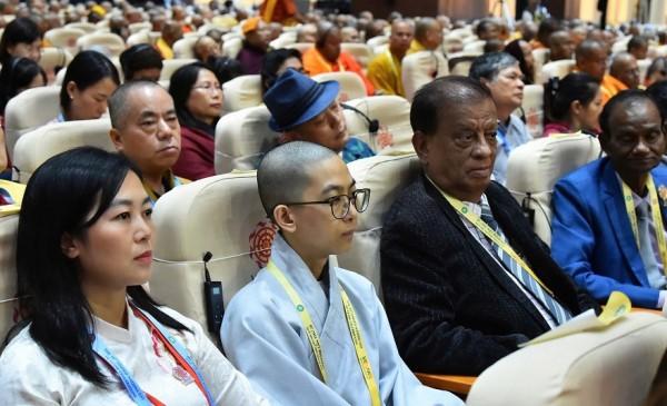 Chiếc điện thoại bỏ rơi trong Hội trường Đại lễ Vesak 2025