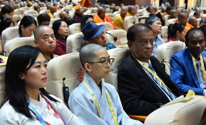 Chiếc điện thoại bỏ rơi trong Hội trường Đại lễ Vesak 2025