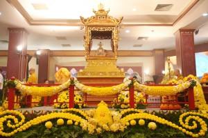 Bạn nên khởi tâm như thế nào khi chiêm bái Xá Lợi Phật