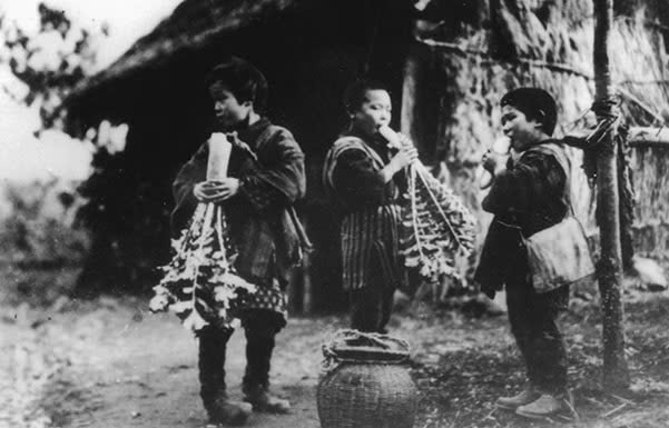 Trẻ em đói ở tỉnh Iwate, miền bắc Nhật Bản vào tháng 11 năm 1934. Chúng đang ăn củ cải trắng sống (J. daikon ) để làm dịu cơn đói. Ảnh do tác giả cung cấp . Trẻ em đói ở tỉnh Iwate, miền bắc Nhật Bản vào tháng 11 năm 1934. Chúng đang ăn củ cải trắng sống (J. daikon ) để làm dịu cơn đói. Ảnh do tác giả cung cấp .