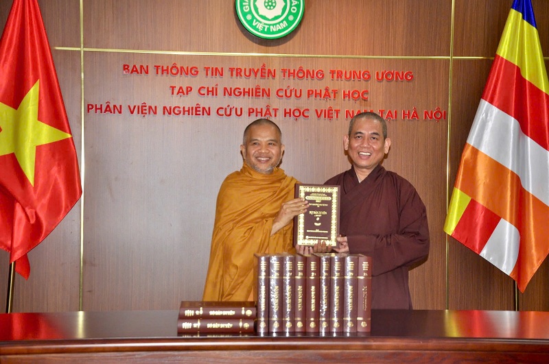 Thượng tọa Thích Thiện Hạnh, Phó Viện trưởng Phân viện Nghiên cứu Phật học Việt Nam tại Hà Nội đón nhận Thượng tọa Thích Thiện Hạnh, Phó Viện trưởng Phân viện Nghiên cứu Phật học Việt Nam tại Hà Nội đón nhận