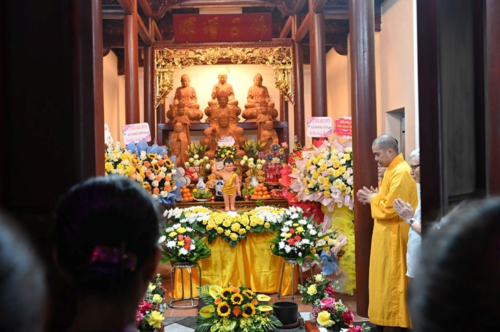 Đại đức Thích Chánh Thuần cùng các phật tử trang nghiêm làm lễ
Ảnh: Bảo Khuê (pháp danh Diệu Ngọc)
Đại đức Thích Chánh Thuần cùng các phật tử trang nghiêm làm lễ
Ảnh: Bảo Khuê (pháp danh Diệu Ngọc)