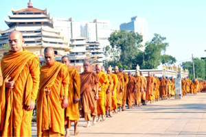 Ai đã và đang ủng hộ nhóm người giả danh Tu sĩ Phật giáo