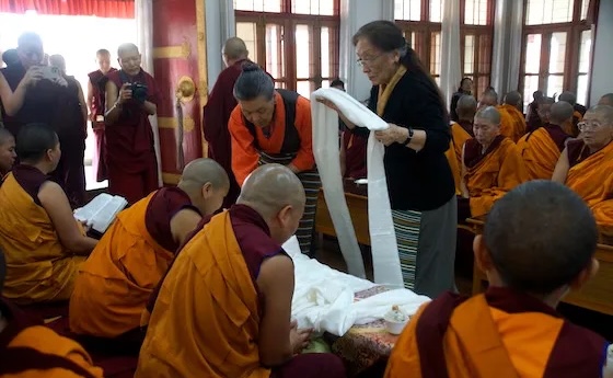 Bà Rinchen Khando Choegyal (đứng bên phải) - Giám đốc sáng lập kiêm cố vấn đặc biệt của TNP, và bà Nangsa Choedon (đứng bên trái) - Giám đốc TNP tại Ấn Độ, trao khăn khata truyền thống Tây Tạng cho các nhà lãnh đạo mới của Dolma Ling trong một buổi lễ đặc biệt vào tháng Tư. Nguồn: tnp.org Bà Rinchen Khando Choegyal (đứng bên phải) - Giám đốc sáng lập kiêm cố vấn đặc biệt của TNP, và bà Nangsa Choedon (đứng bên trái) - Giám đốc TNP tại Ấn Độ, trao khăn khata truyền thống Tây Tạng cho các nhà lãnh đạo mới của Dolma Ling trong một buổi lễ đặc biệt vào tháng Tư. Nguồn: tnp.org
