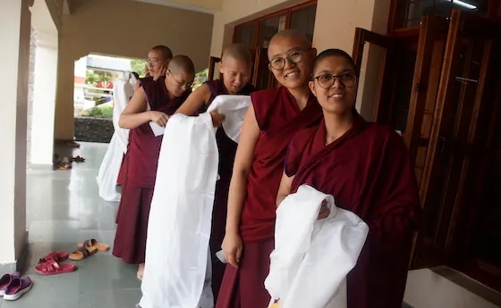 Các ni cô xếp hàng bên ngoài Chính điện tại Ni viện Dolma Ling, mang theo khăn khata truyền thống Tây Tạng để dâng lên ba vị tân lãnh đạo. Nguồn: tnp.org Các ni cô xếp hàng bên ngoài Chính điện tại Ni viện Dolma Ling, mang theo khăn khata truyền thống Tây Tạng để dâng lên ba vị tân lãnh đạo. Nguồn: tnp.org