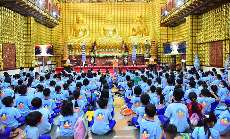 Trẻ em - những đóa sen đầu mùa trong Đạo Phật