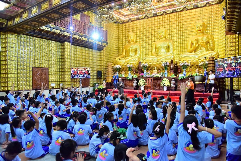 Thầy Khải Tuấn giao lưu cùng những vị Bồ tát tương lai tại khóa tu Thầy Khải Tuấn giao lưu cùng những vị Bồ tát tương lai tại khóa tu