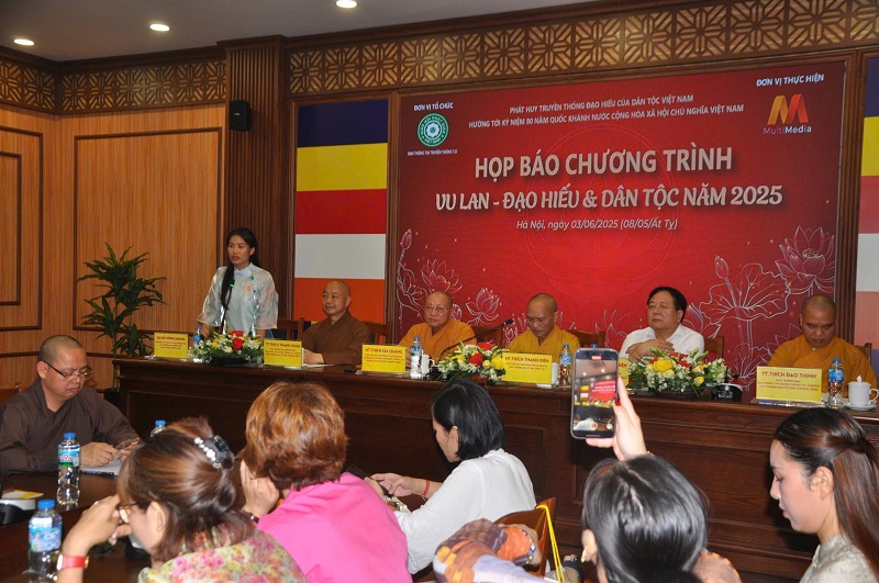 Bà Đỗ Hồng Nhung phát biểu Bà Đỗ Hồng Nhung phát biểu