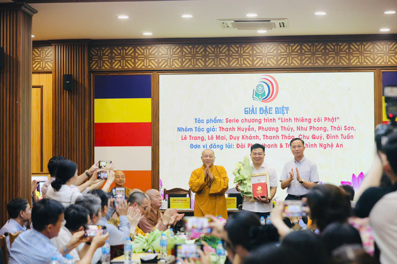 Nhóm tác giả Đài phát thanh và truyền hình Nghệ An nhận giải đặc biệt tại lễ trao Giải báo chí toàn quốc về Phật giáo lần thứ nhất năm 2024 Nhóm tác giả Đài phát thanh và truyền hình Nghệ An nhận giải đặc biệt tại lễ trao Giải báo chí toàn quốc về Phật giáo lần thứ nhất năm 2024