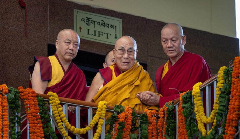Đức Đạt Lai Lạt Ma nhìn xuống biển người tụ hội tại chính điện Dharamsala, trên đường Ngài tiến vào tham dự lễ cầu nguyện trường thọ ngày 04/06. Ảnh: Ven Zamling Norbu - dalailama.com Đức Đạt Lai Lạt Ma nhìn xuống biển người tụ hội tại chính điện Dharamsala, trên đường Ngài tiến vào tham dự lễ cầu nguyện trường thọ ngày 04/06. Ảnh: Ven Zamling Norbu - dalailama.com