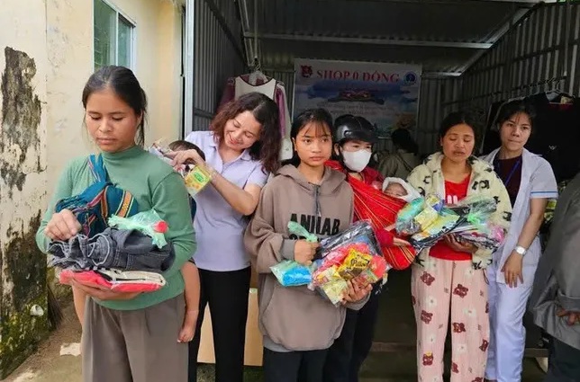 Các bà mẹ đến gian hàng nhận quần áo, bỉm, tã, sữa cho trẻ sơ sinh. Ảnh: Báo Tiền Phong Các bà mẹ đến gian hàng nhận quần áo, bỉm, tã, sữa cho trẻ sơ sinh. Ảnh: Báo Tiền Phong