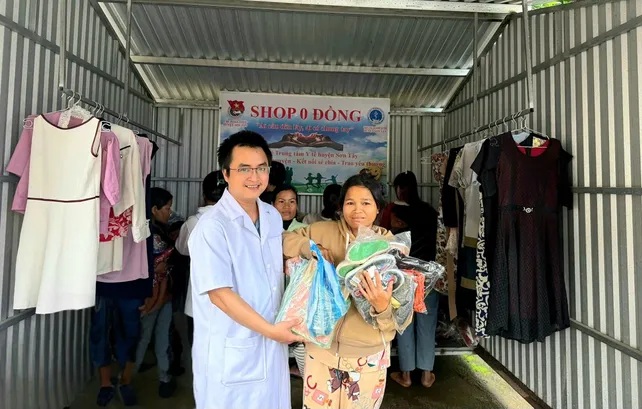 Bác sĩ Trung tâm Y tế Sơn Tây trao nhu yếu phẩm, vật dụng thiết yếu cho người nhà bệnh nhân tại gian hàng Bác sĩ Trung tâm Y tế Sơn Tây trao nhu yếu phẩm, vật dụng thiết yếu cho người nhà bệnh nhân tại gian hàng