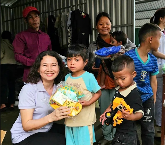 Bác sĩ Bệnh viện Đa khoa tỉnh Quảng Ngãi chung tay góp nhu yếu phẩm cho gian hàng Bác sĩ Bệnh viện Đa khoa tỉnh Quảng Ngãi chung tay góp nhu yếu phẩm cho gian hàng