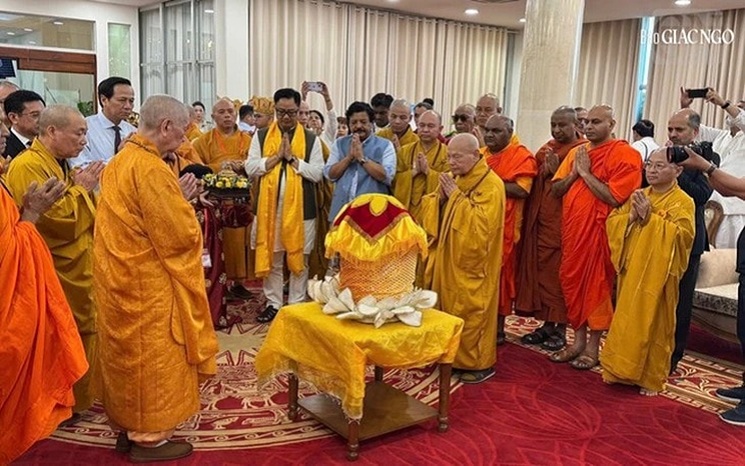 Hình 3: Trưởng lão Hòa thượng Thích Trí Quảng cùng chư tăng cung đón Xá lợi Đức Phật Thích Ca Mâu Ni được rước sang Việt Nam nhân dịp Đại lễ Phật Đản Liên Hợp quốc - Vesak 2025 do Việt Nam đăng cai tổ chức từ ngày 06 - 08/05/2025.