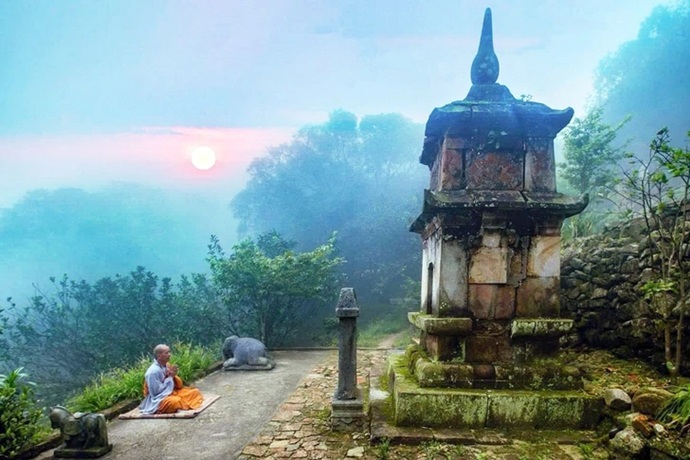 Hình 4: Phật Hoàng Tháp tại Yên Tử