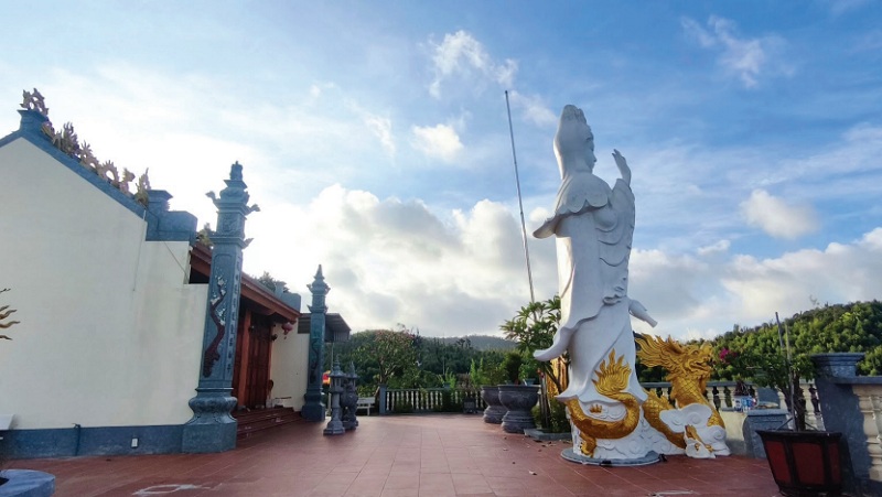 Tượng Quan Âm Nam Hải, Quan Lạn, Quảng Ninh - Ảnh: Minh Khang Tượng Quan Âm Nam Hải, Quan Lạn, Quảng Ninh - Ảnh: Minh Khang
